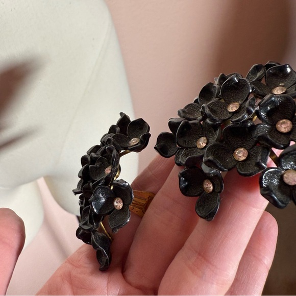 vintage 1940's retro black plastic lucite Flower cluster Oversized Earrings - Picture 5 of 14